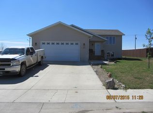 629 Jade St, Dickinson, ND 58601