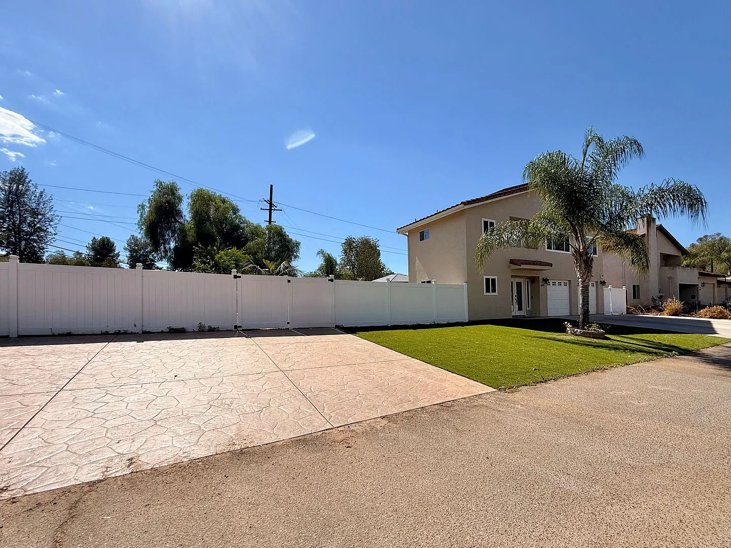 Spacious 4BR/4BA Lakeside Home with Solar, Pool & RV Parking — Photo 3