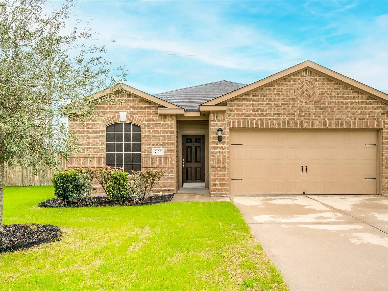 3 bed, 2.0 bath, 1638 sqft, $2,000 — Photo 2