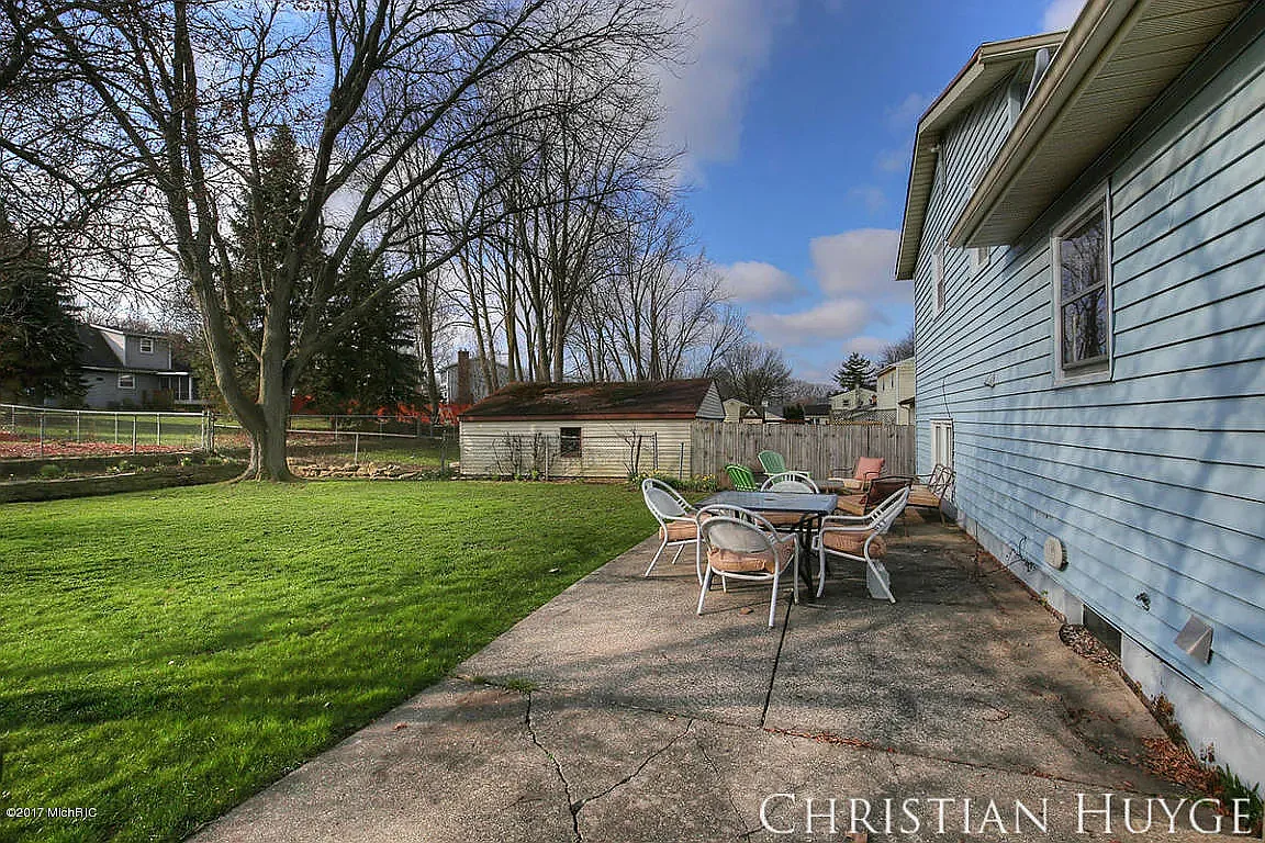 Building Photo - 2218 Chesapeake Dr NE