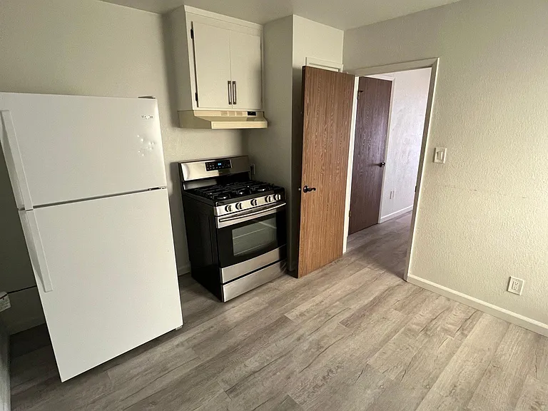 212 Hawkins St — Photo 4