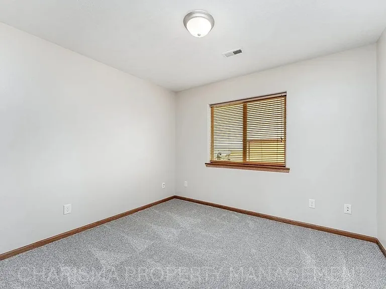 350 S 6th St — Photo 18