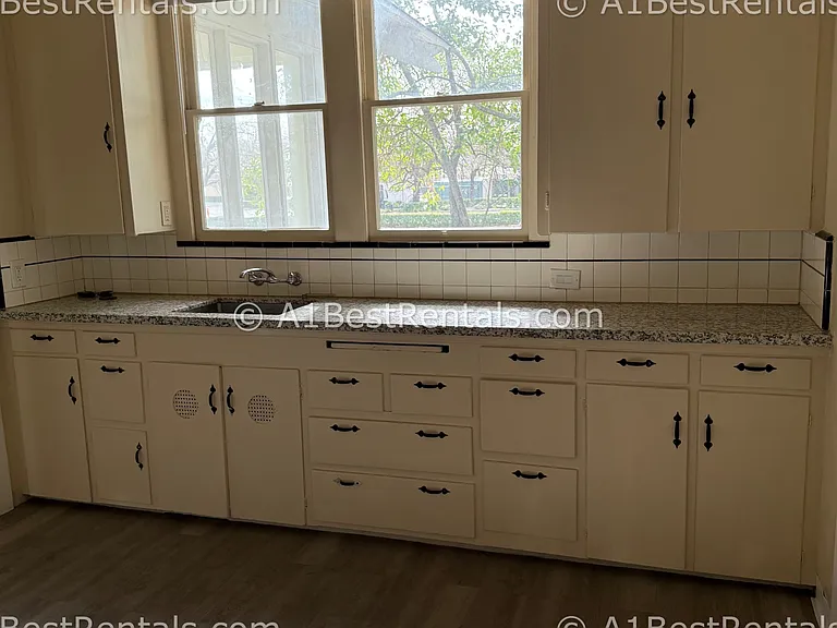 107 Hackberry Ave — Photo 3