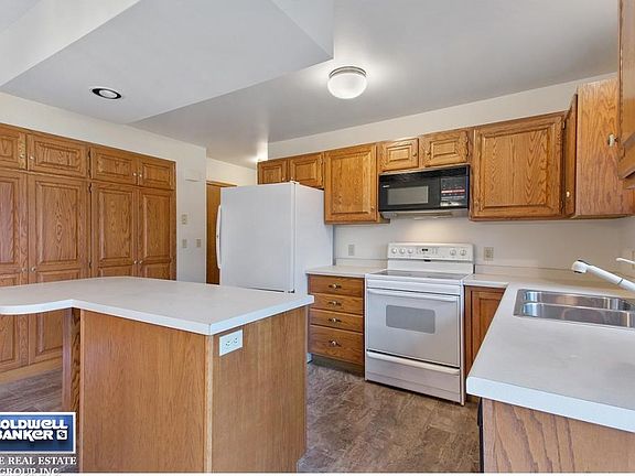 Large Kitchen w Center Island.