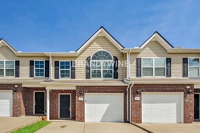 3 bed, 2.5 bath, 1384 sqft, $1,795 — Photo 2