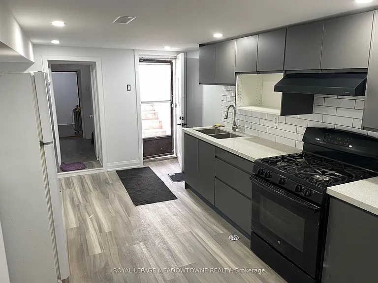 1211 College St #BASEMENT — Photo 9