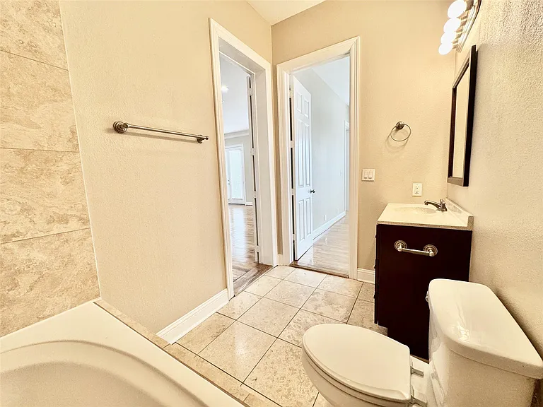314 W Bell St #201 — Photo 21