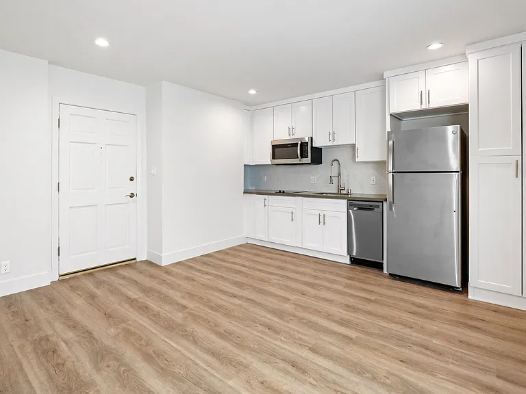 Studio Apartment with Kitchen and Vinyl Flooring