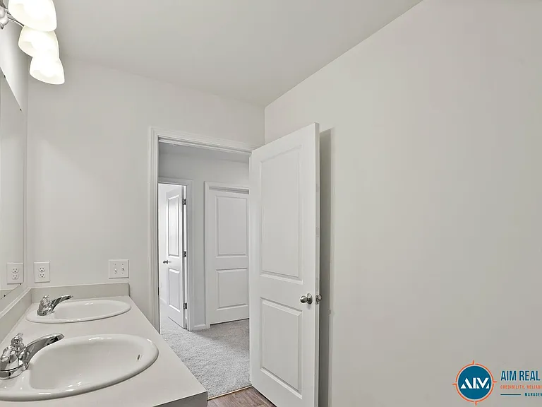 127 Auditorium Rd — Photo 44