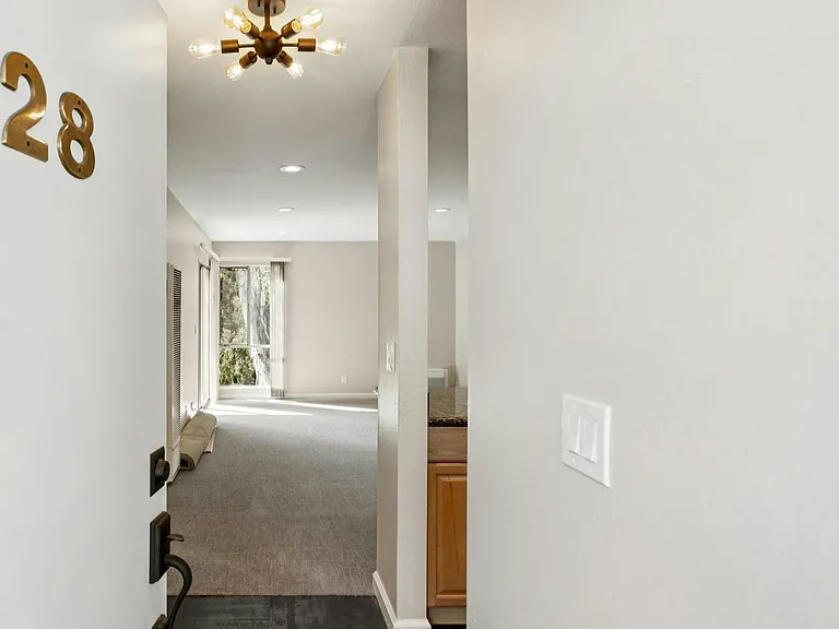 1411 Creekside Dr #28 — Photo 1