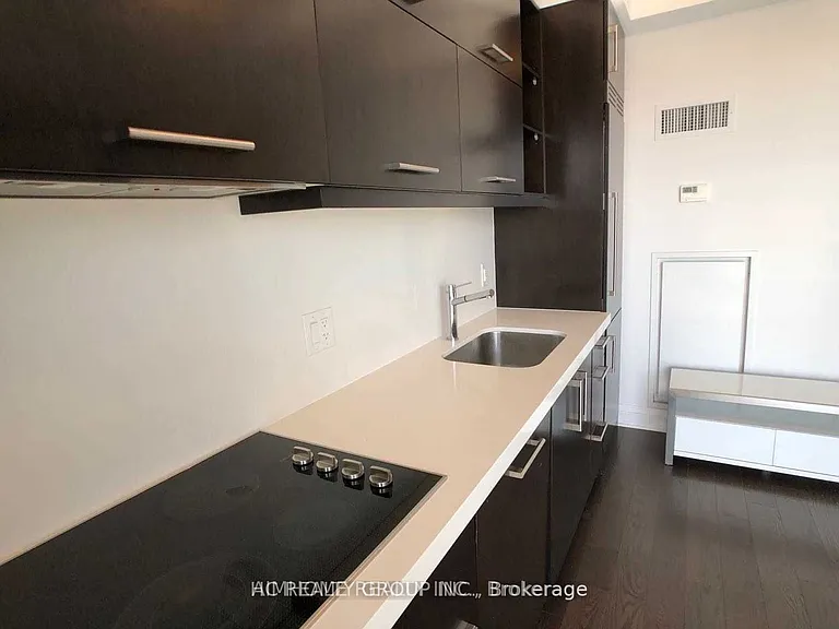 1080 Bay St #707 — Photo 6