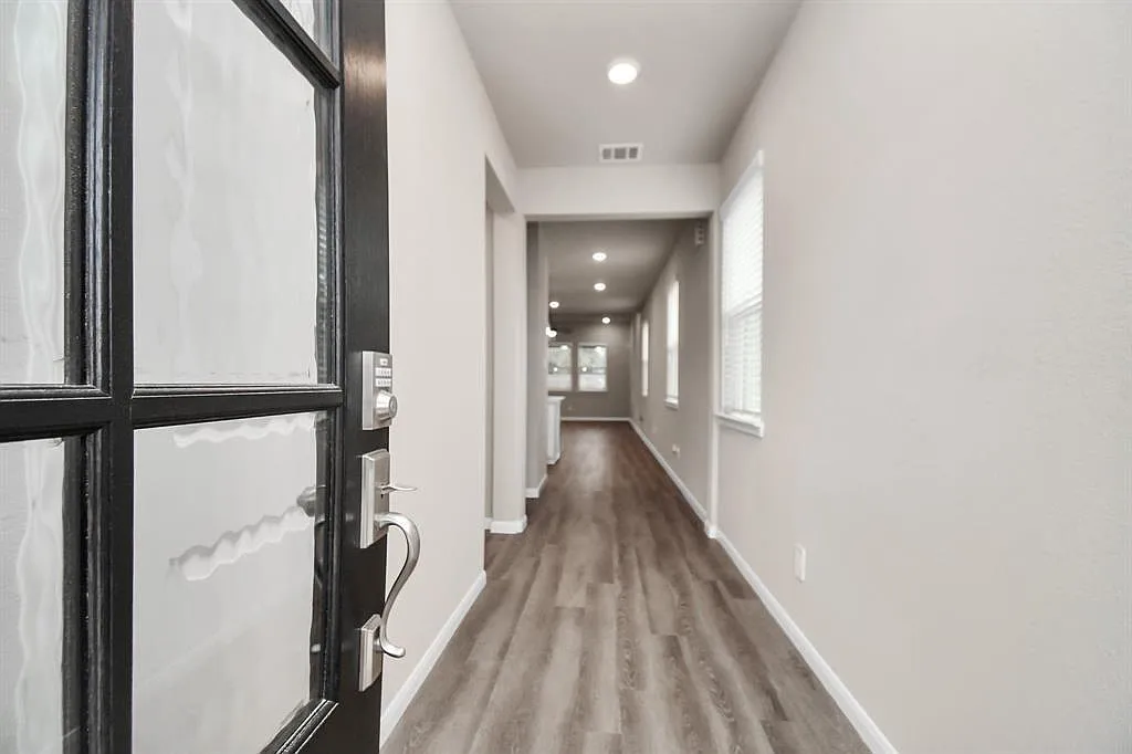 4 bed, 2.5 bath, 2465 sqft, $3,000 — Photo 2