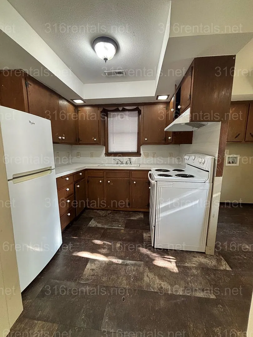 Two bed one bath available now! — Photo 3