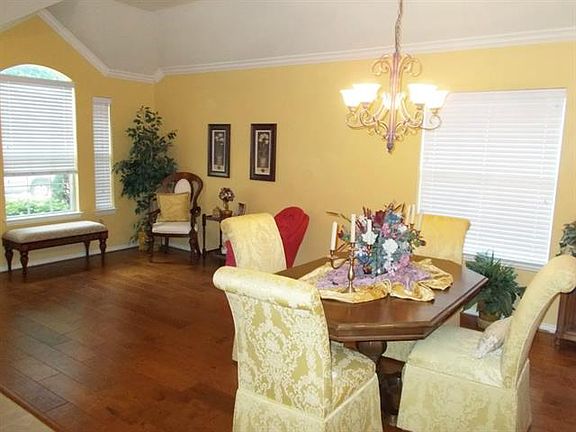 5th image of 810 Cascades Dr