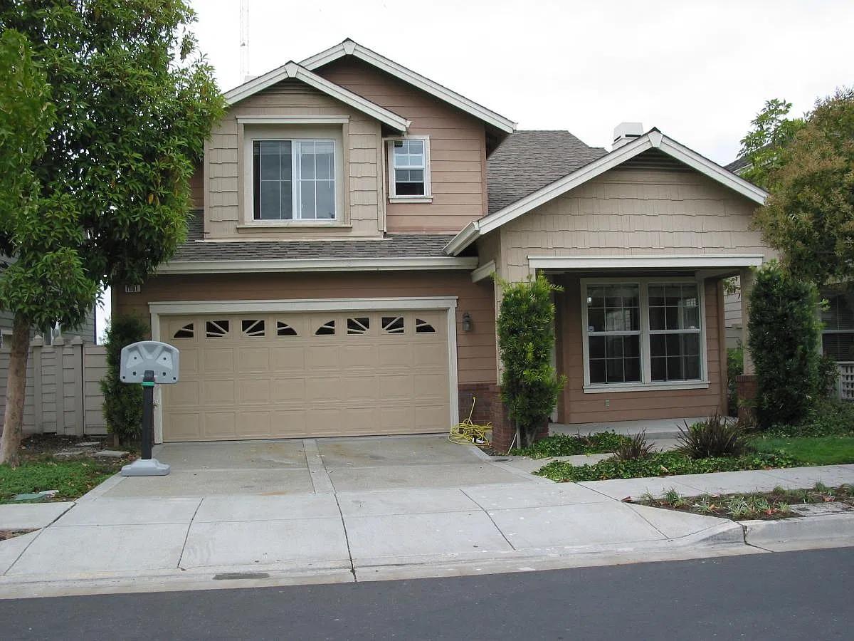 4 bed, 2.5 bath, 2540 sqft, $7,975 — Photo 2