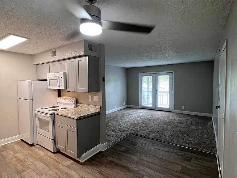 Bell Hollow Apartments — Photo 29
