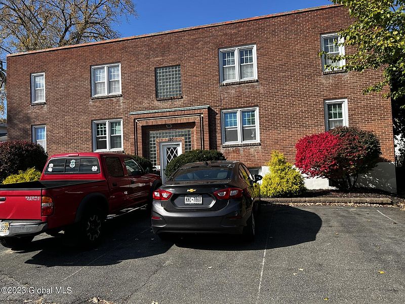 2nd image of 180 Fairlawn Avenue