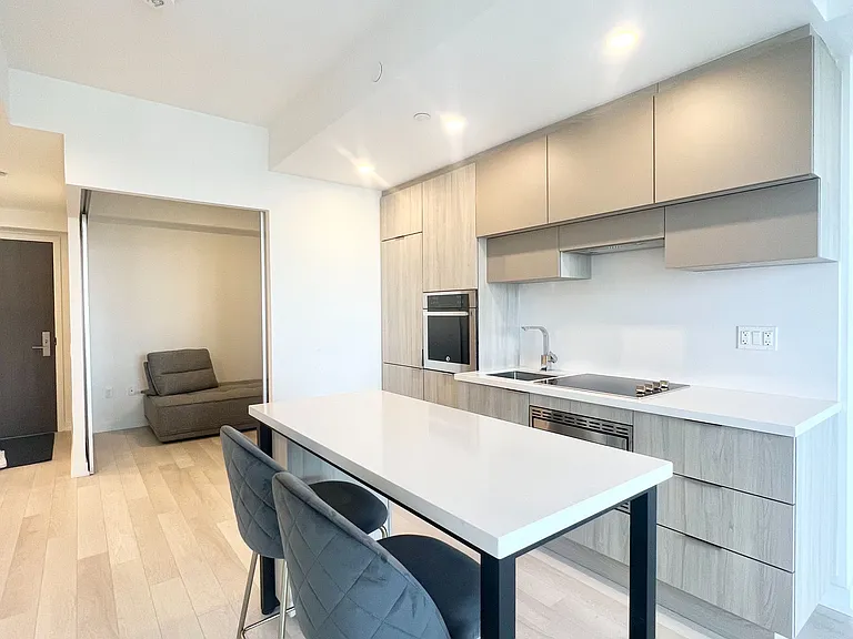 39 Roehampton Ave #3802 — Photo 7