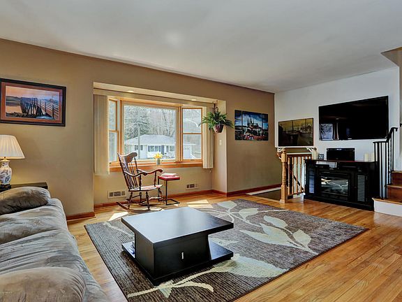 4th image of 522 Sherman Ave