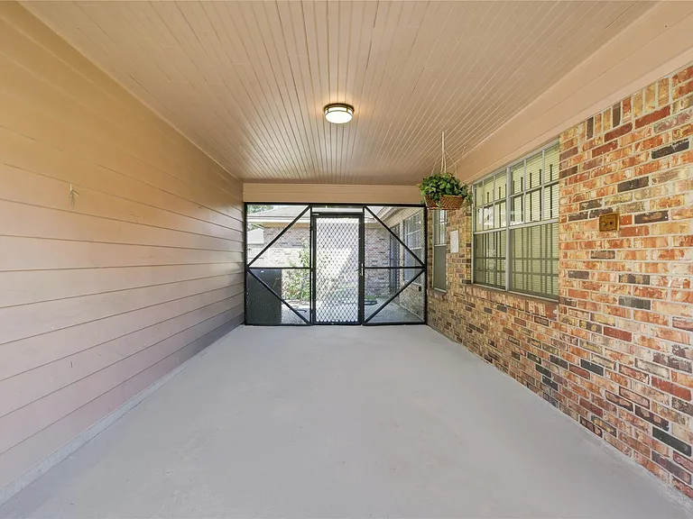 339 Connaught Way — Photo 7