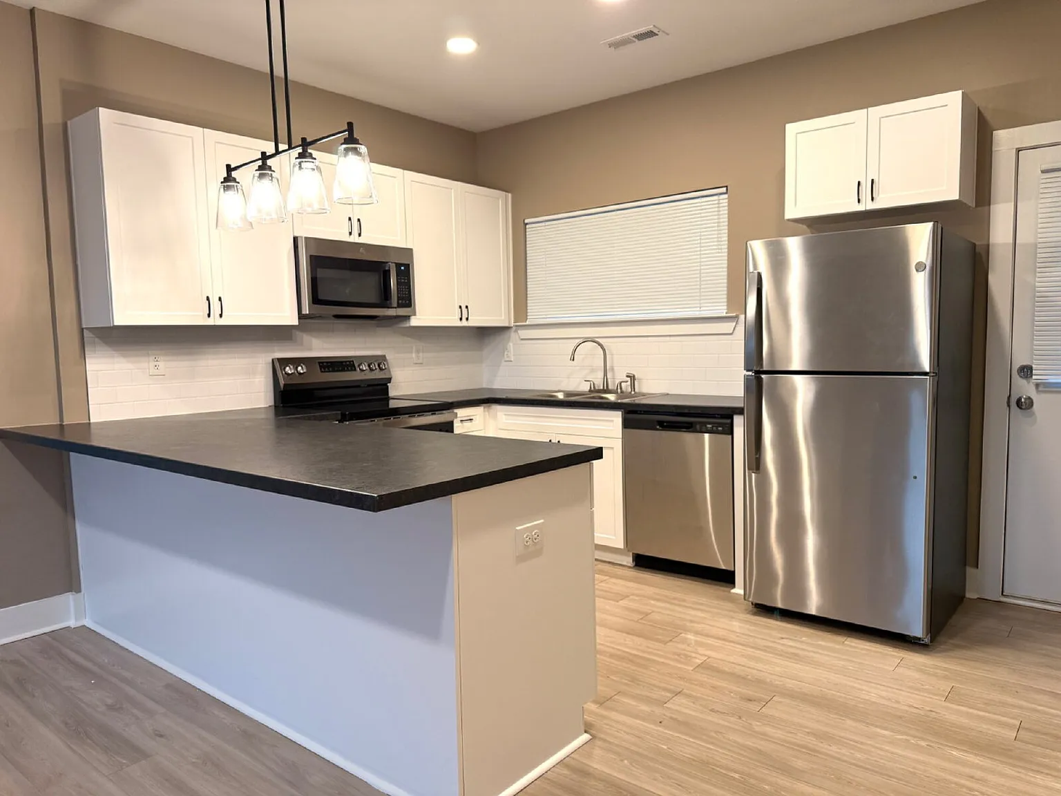 2 bed, 2.5 bath, 1136 sqft, $1,295 — Photo 3