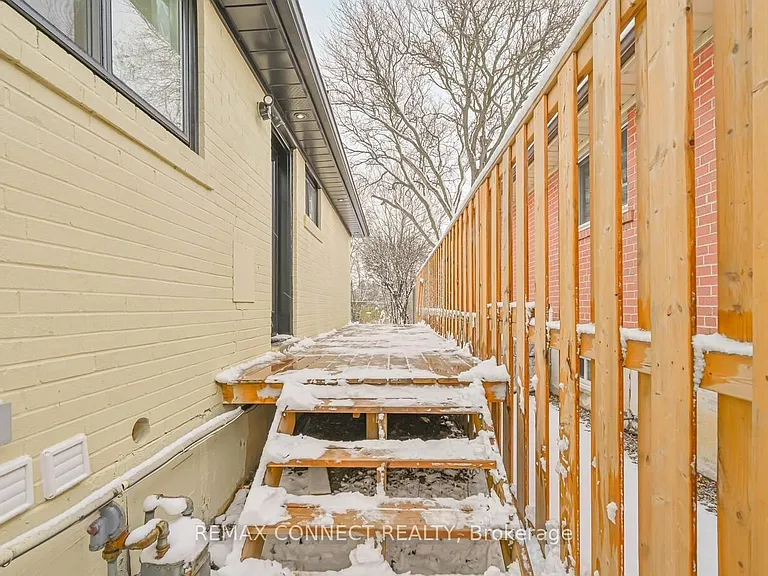 55 Taysham Cres #B — Photo 10