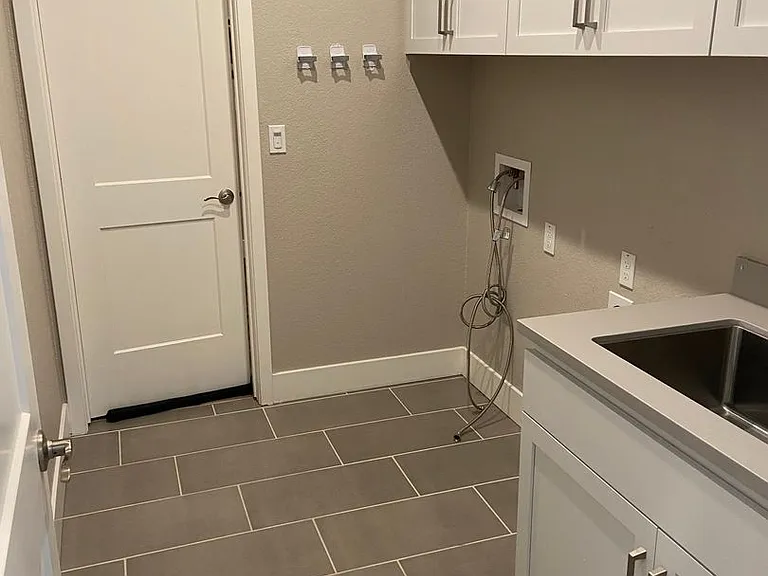 1466 Seneca Cir — Photo 23
