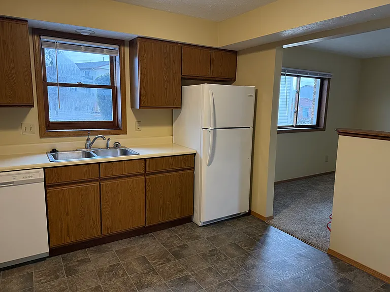 102 Kenwood Ct — Photo 4