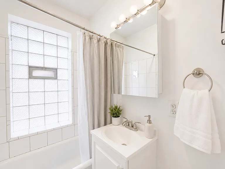 654 W Oakdale Ave #2N — Photo 7