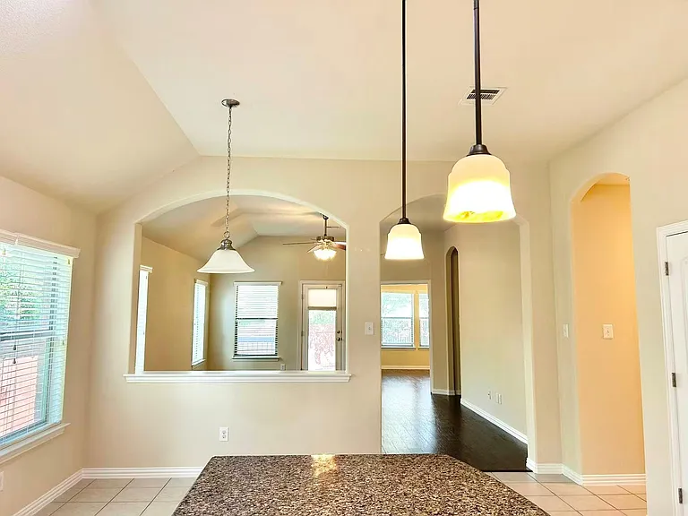 1104 Valerie Cv — Photo 12