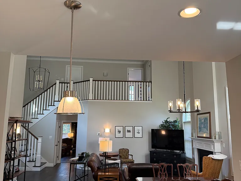170 Victoria Ln — Photo 2