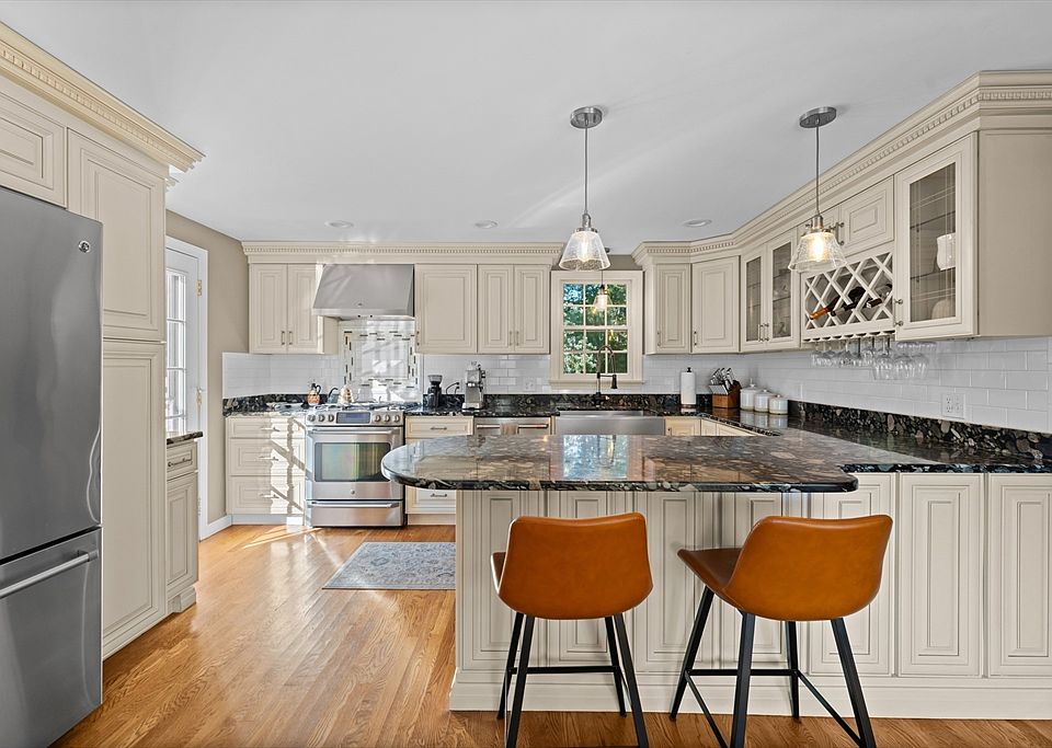 1st image of 28 Lawrence St
