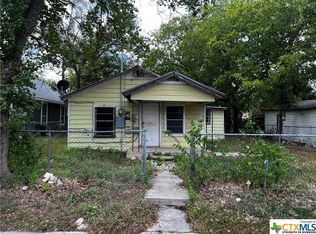 1644 N Camp St, Seguin, TX 78155