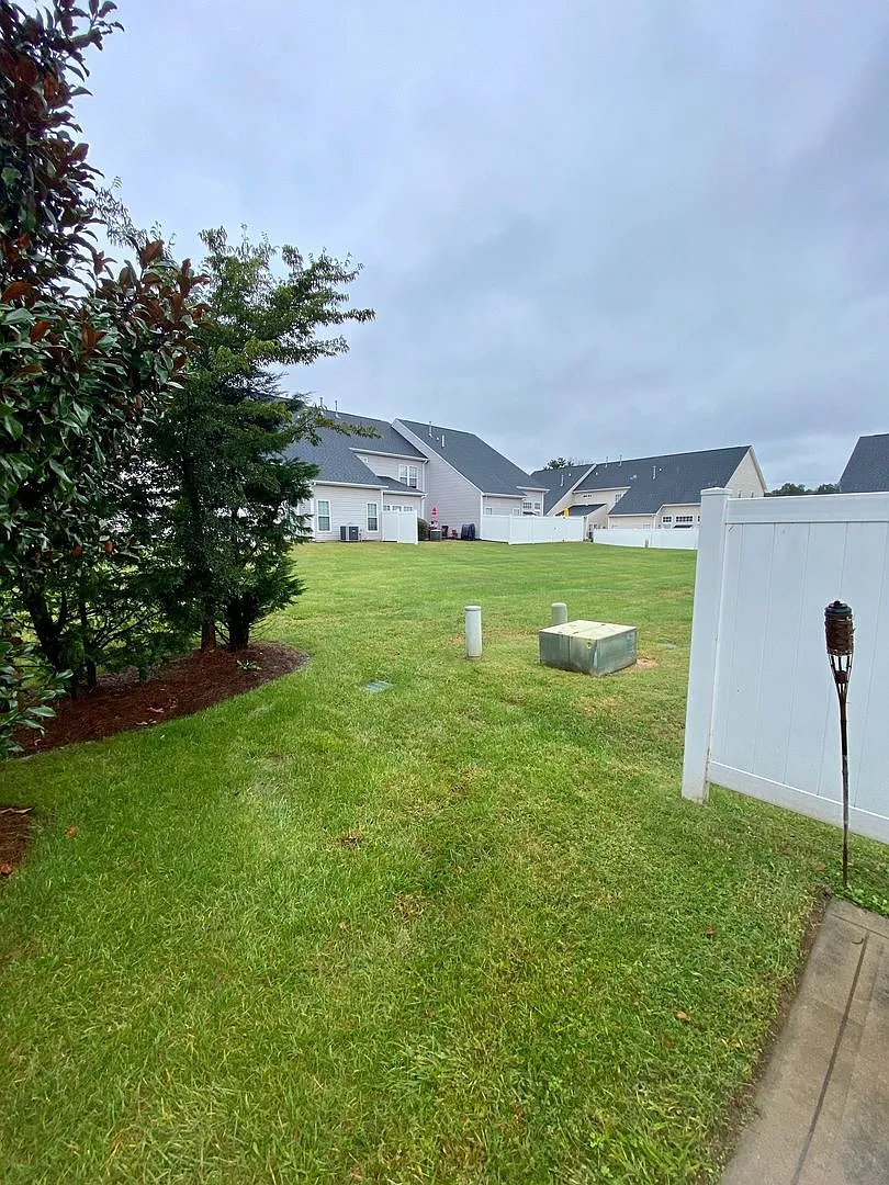 Very Nice 3 bed/2.5 bath Townhouse in Harrisburg Town Center community Garage/1st floor master/ga... — Photo 4