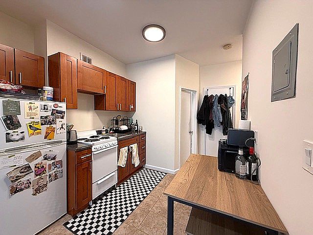2nd image of 515 E 6th St APT E6