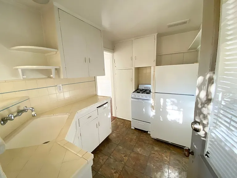Stunning one bedroom one bath located on pch! — Photo 6