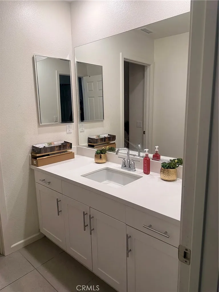 4 bed, 2384 sqft, $3,800 — Photo 4