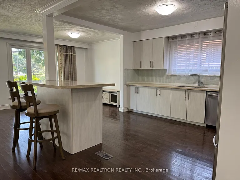 926 Willowdale Ave #MAIN — Photo 2