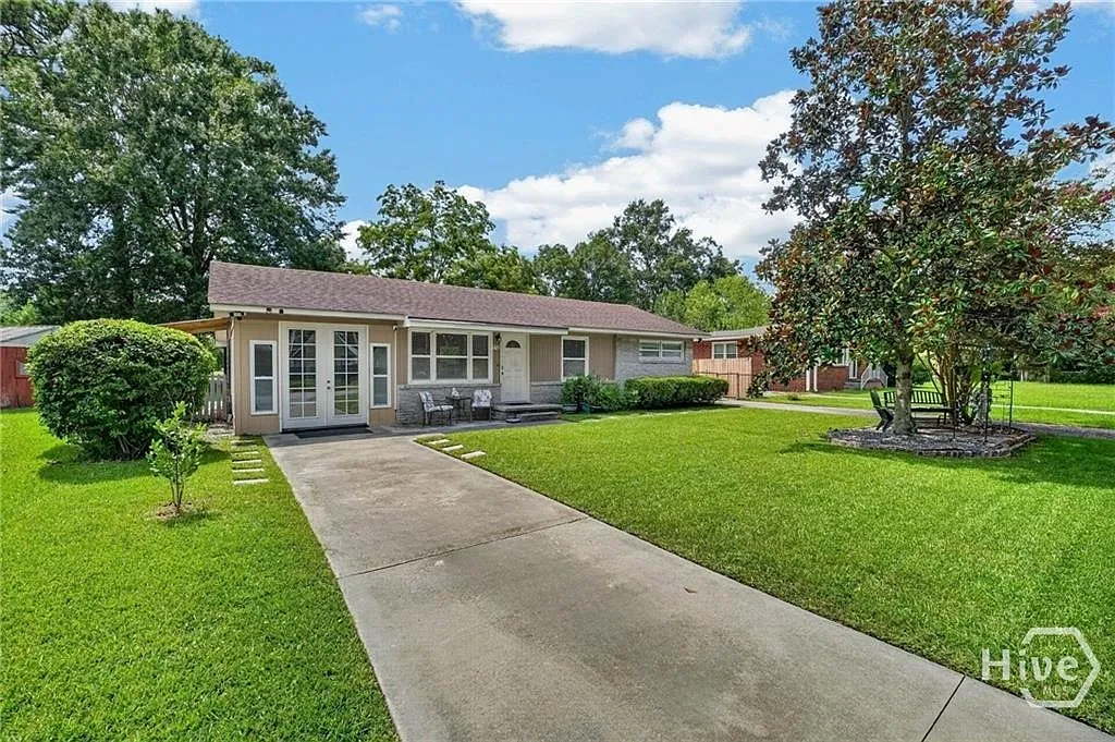 3 bed, 1.0 bath, 988 sqft, $1,650 — Photo 2