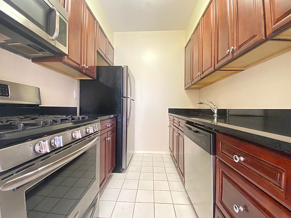 4th image of 303 E 43rd St APT 14B