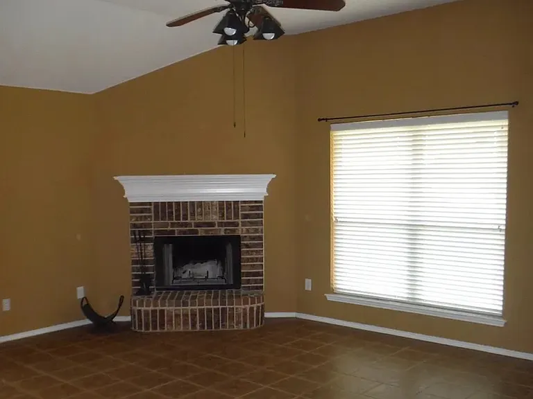 9116 Riverfalls Dr — Photo 4