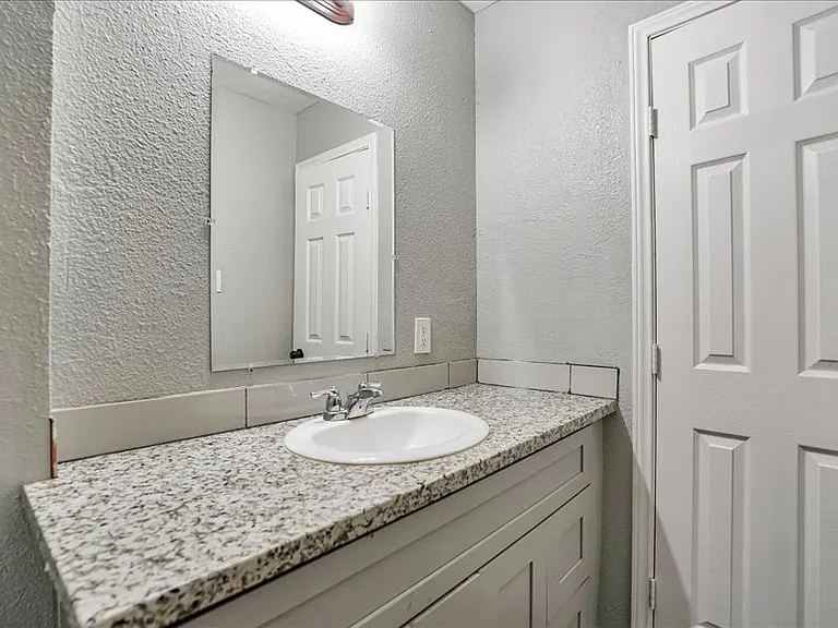 Lavender Apartments — Photo 4