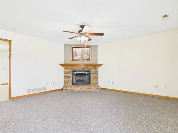1213 Fox Run Dr, Warrensburg, MO 64093