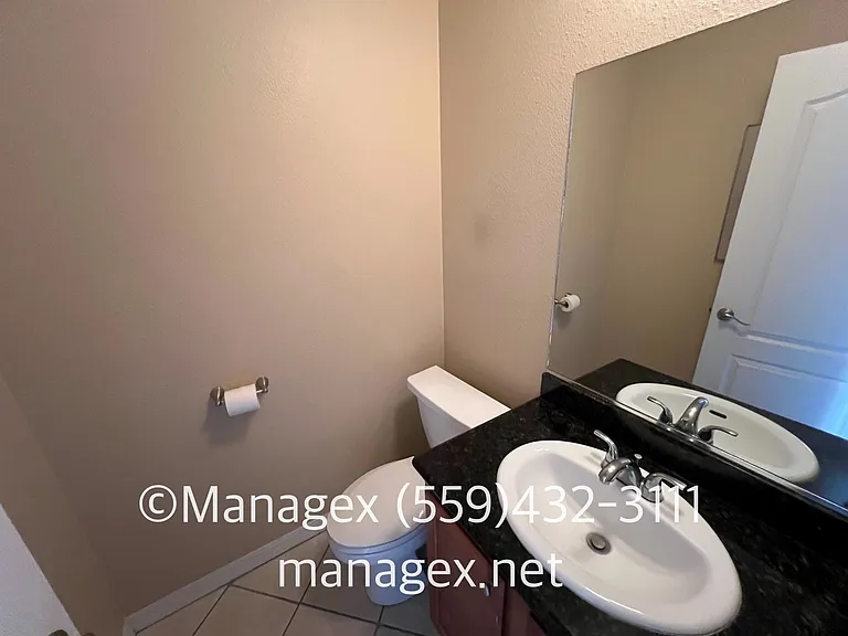7166 N Fruit Ave #140 — Photo 3