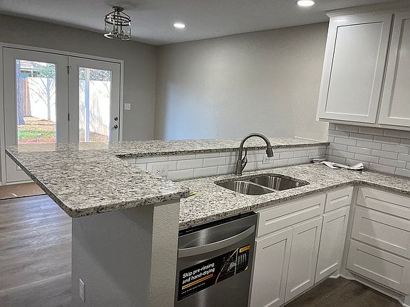 3rd image of 4934 Oaklawn Ct