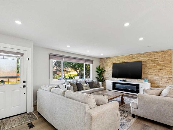 4th image of 12 N Rundleson Way NE