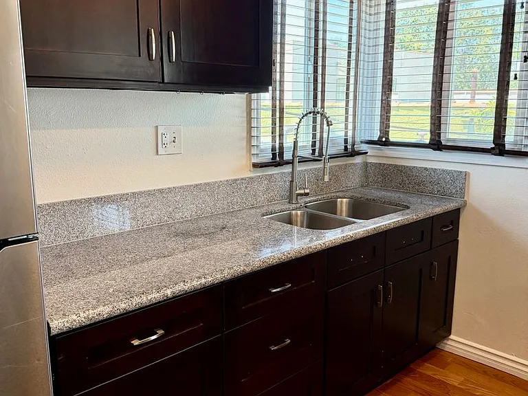 2534 Cedar Ave — Photo 8