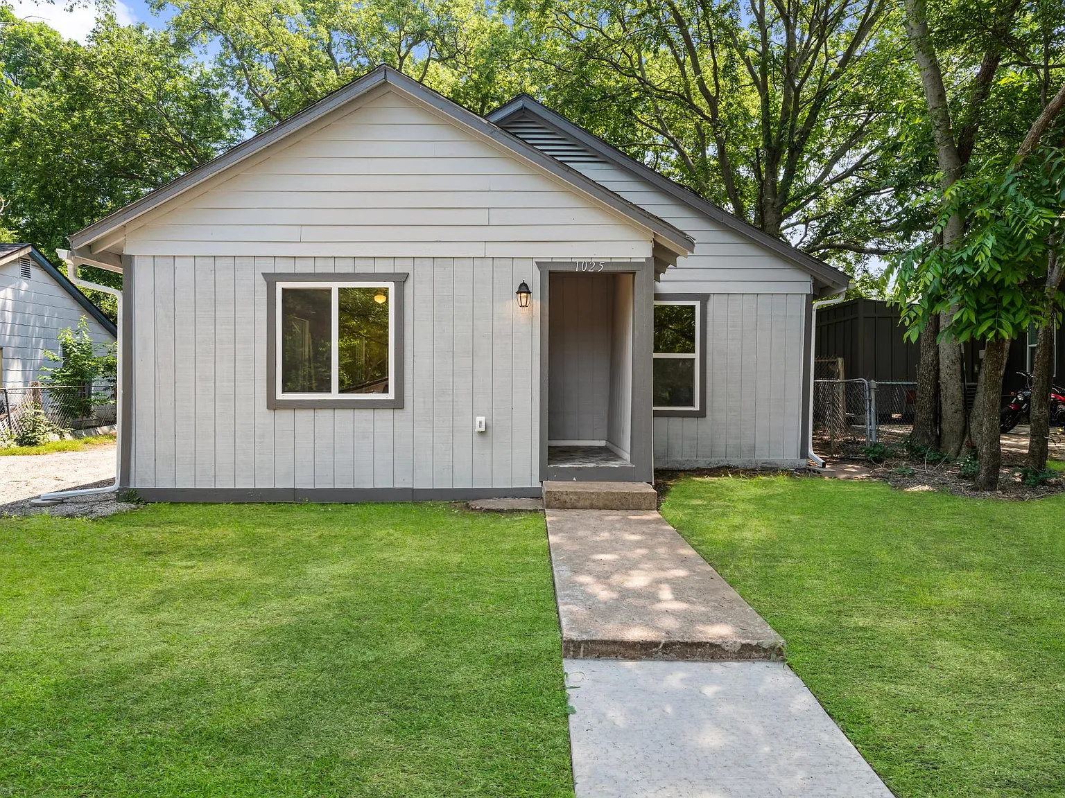 1025 S Throckmorton St — Photo 1