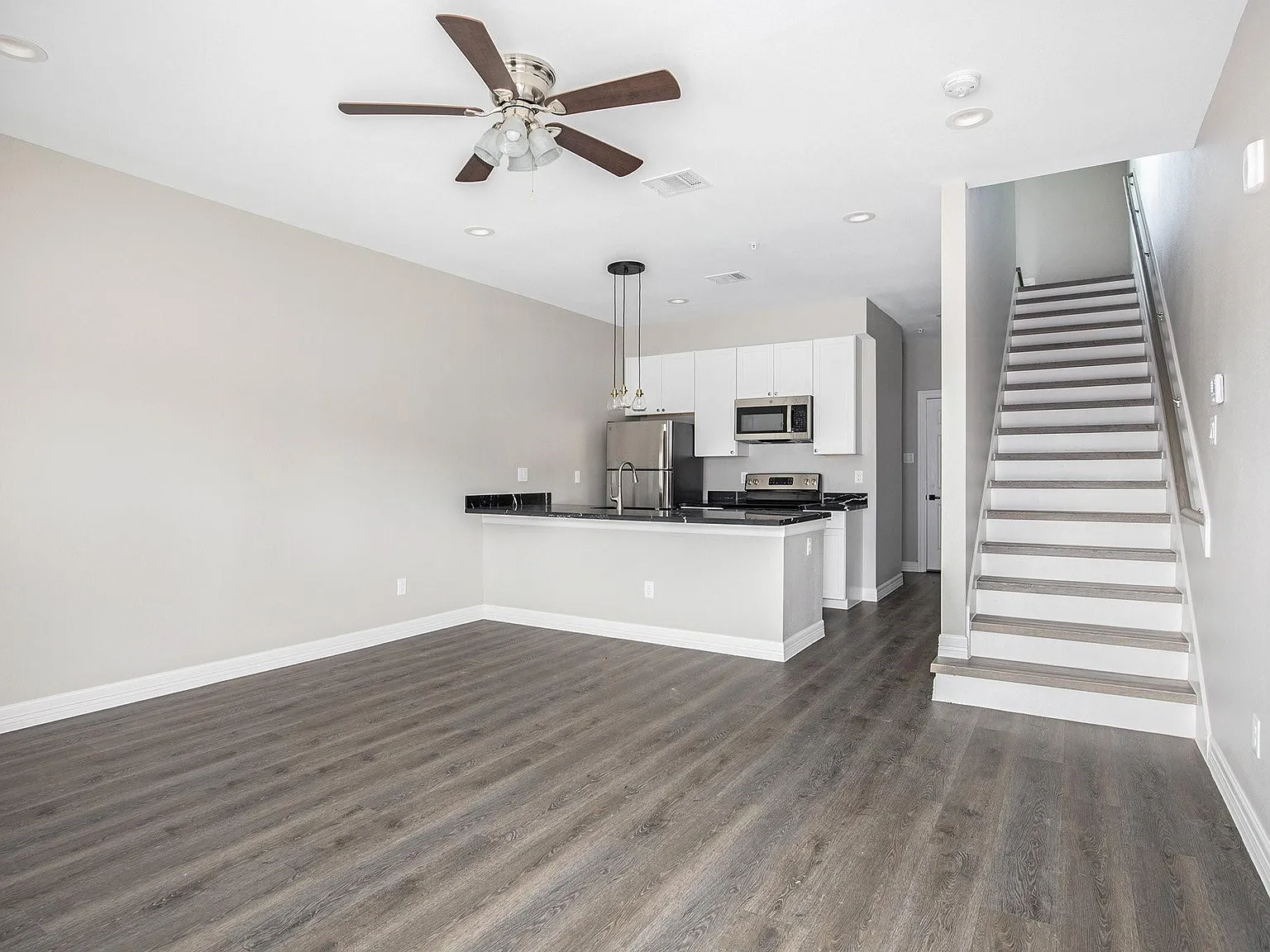 1 bed, 1.5 bath, 896 sqft, $1,675 — Photo 4