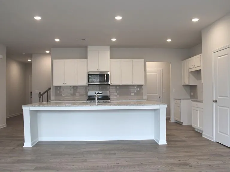 731 Point Place Dr — Photo 3